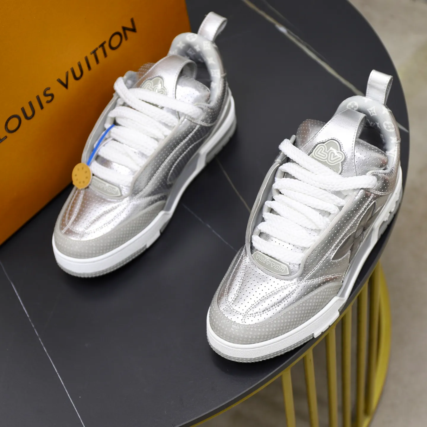 Ex-factory price: 860💰LV Couple👫Louis Vuitton TRAINER sneakers classic Louis Vuitton men's artistic director Virgil Abloh picked inspiration to create this LV Trainer sneaker. Yingze crystal inlays present a colorful effect. VS can be matched with two gorgeous effect colors. The LV letter logo badge on the tongue is gorgeous and noble. The LV letter is decorated on the side. The outsole is decorated with a Monogram flower pattern. It shows the trend of elegance and nobility! Men's and women's models: 35-46